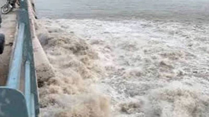 سیالکوٹ میں دریائے چناب کے سیلابی ریلے میں 7 افراد بہہ گئے