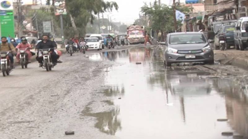 میئر کراچی کا بارشوں سے متاثرہ 106 سڑکوں کی پیوندکاری اور استرکاری کا اعلان