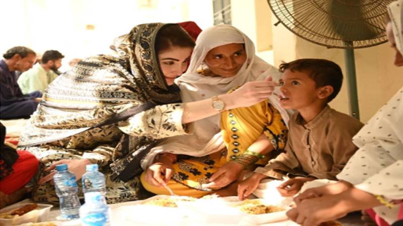 پنجاب میں سیلاب؛ وزیراعلیٰ کا ریلیف کیمپ کا دورہ، بچوں سے اظہار شفقت