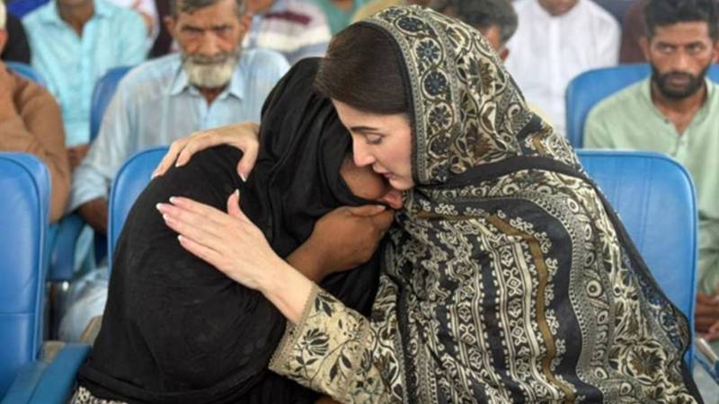 وزیراعلیٰ مریم نواز کا وزیر آباد کے سیلاب متاثرہ علاقوں کا دورہ، متاثرہ خاندانوں کے ساتھ کھانا کھایا