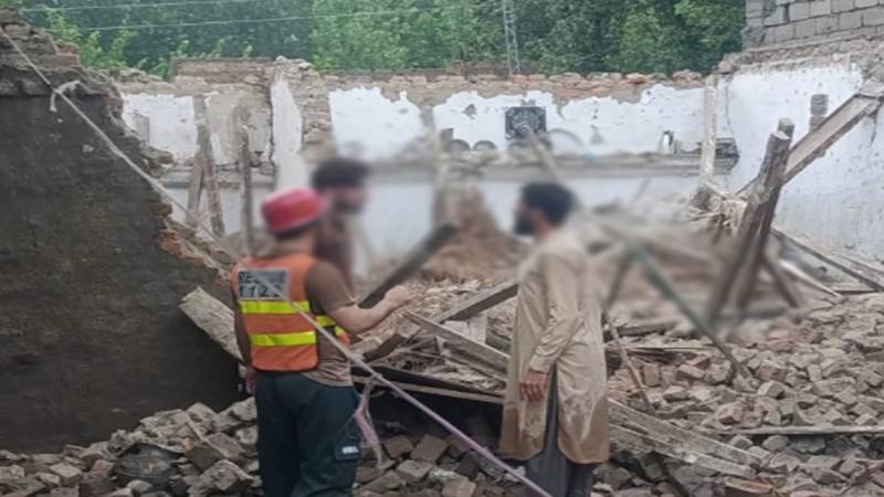 خیبرپختونخوا میں طوفانی بارشیں، چھتیں اور دیواریں گرنے کے واقعات، بچی جاں بحق، متعدد علاقے متاثر