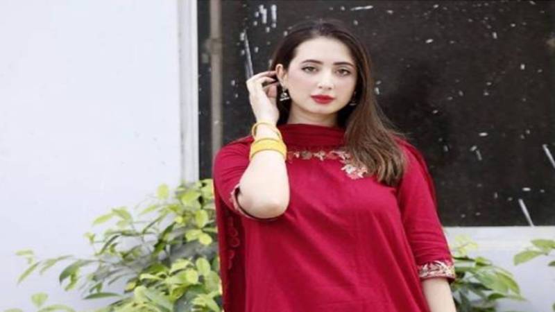 کومل عزیز کا انکشاف: شوبز کا ماحول پڑھے لکھے افراد کے لیے ناموافق
