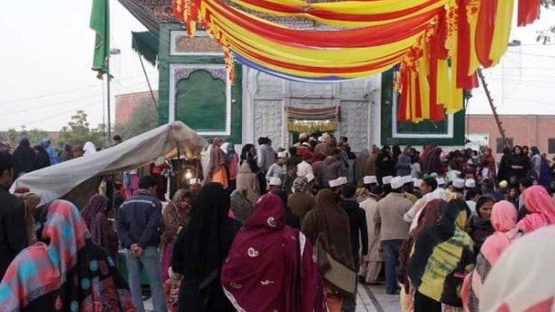 عرس کی تقریبات کا آغاز مزار شریف پر چادر پوشی سے، اہم حکام اور زائرین شریک