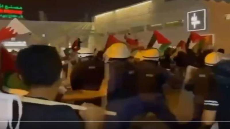 بحرین: اسرائیلی سفارتخانے کے باہر احتجاج، عوام نے نئے سفیر کی تصاویر جلادیں