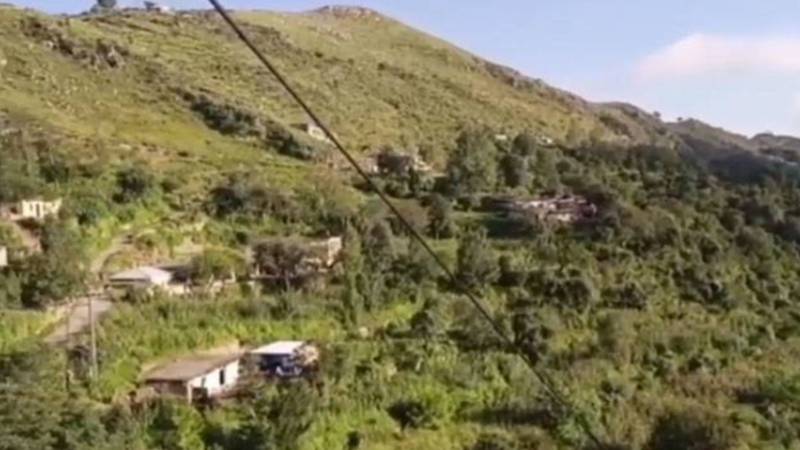 ایبٹ آباد: لینڈ سلائیڈنگ سے پہاڑ کا ملبہ آبادی پر گر گیا، متعدد گھر متاثر
