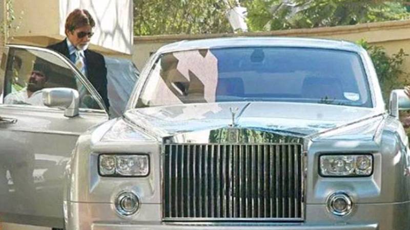 امیتابھ بچن کو 4.5 کروڑ کی کار تحفے میں دینے پر ہدایتکار ودھو ونود چوپڑا کو والدہ سے تھپڑ
