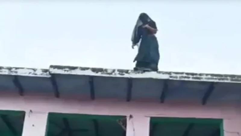 اترپردیش: شوہر کی دھمکی پر اہلیہ نے چھت سے چھلانگ لگادی