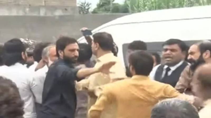 راولپنڈی: علیمہ خان کی گفتگو کے دوران پی ٹی آئی کارکنان کا صحافیوں پر حملہ