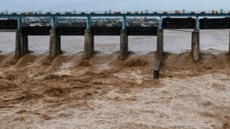 شیر شاہ پل کو بچانے کے لیے بند پر شگاف ڈالنے کا فیصلہ، دریائے چناب میں پانی کی سطح خطرناک حد کے قریب