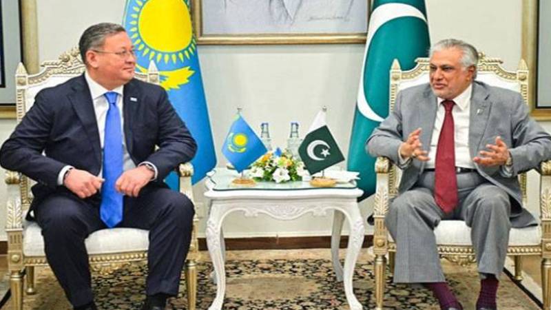 اسحاق ڈارکی قازقستان کے ہم منصب سے ملاقات، سیاسی اور اقتصادی روابط بڑھانے پر زور