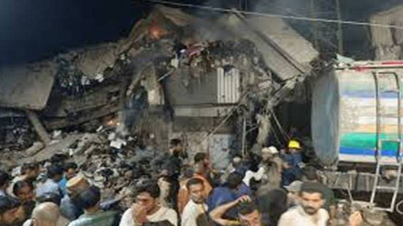 نیو کراچی میں گارمنٹ فیکٹری گر گئی، فائر فائٹرز زخمی