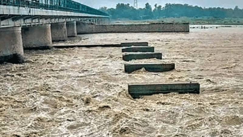 سیلابی ریلے پنجاب سے سندھ میں داخل، دریائے سندھ اور دیگر دریاؤں میں پانی کی سطح بلند
