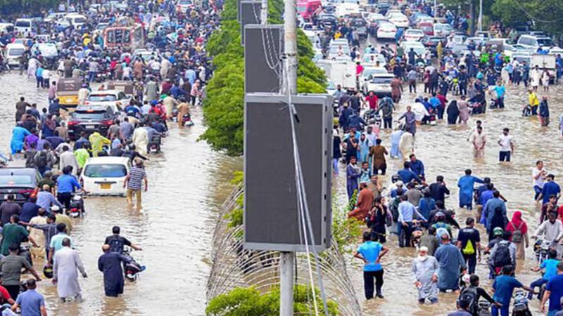 کراچی: بارشوں کے باعث اسکول بند، شہریوں کو گھروں میں رہنے کی ہدایت
