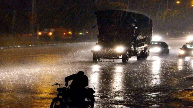 کراچی: بارش سے متاثرہ علاقوں میں 350 سے زائد افراد کا ریسکیو آپریشن کے ذریعے انخلا