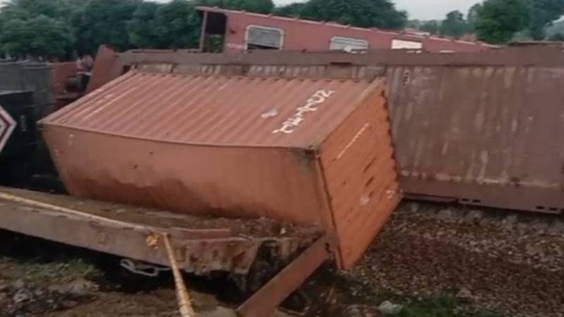 اوکاڑہ میں مال بردار ٹرینوں کے تصادم سے اسسٹنٹ ڈرائیور جاں بحق، 2 زخمی