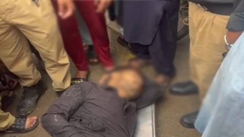 کراچی: ویگو ڈالے میں سوار شہریوں پر ڈاکوؤں کی فائرنگ، ایک ڈکیت زخمی