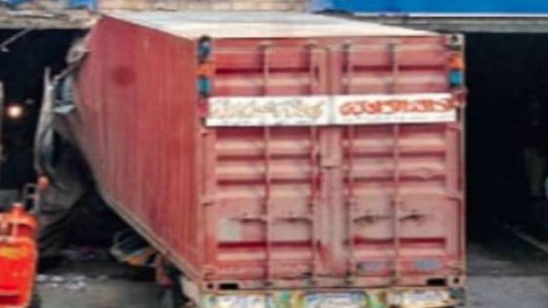 لاہور: کیمپس انڈرپاس میں ہیوی فریٹ کنٹینر پھنسنے سے شدید ٹریفک جام