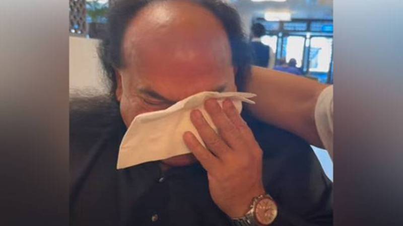چاہت فتح علی خان پر انڈوں کا حملہ، دل شکستہ ہو کر رو پڑے ویڈیو وائرل
