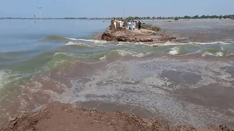 صادق آباد: نبی شاہ کے مقام پر زمیندارہ بند ٹوٹنے سے سیلابی پانی دیہات میں داخل