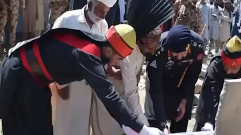 جنوبی وزیرستان کے شہداء کو فوجی اعزاز کے ساتھ آبائی علاقوں میں سپرد خاک