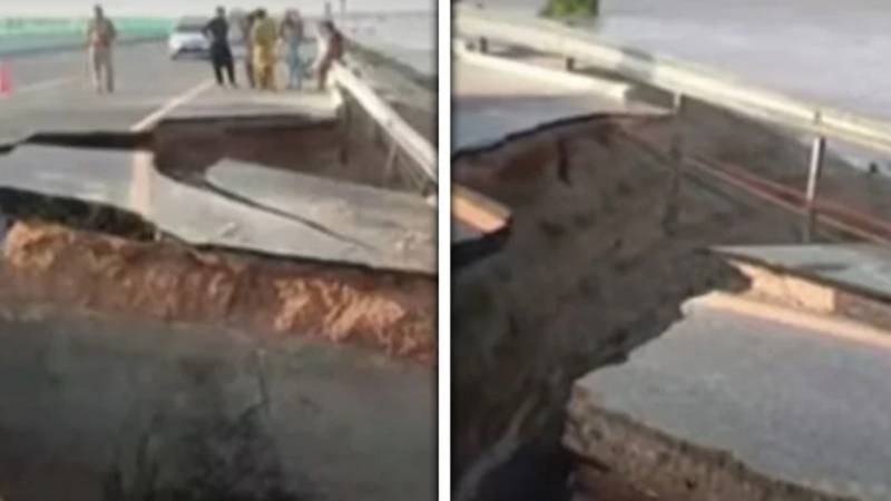 جلالپور پیر والا کے قریب سیلاب سے موٹروے کا حصہ بہہ گیا، ٹریفک معطل