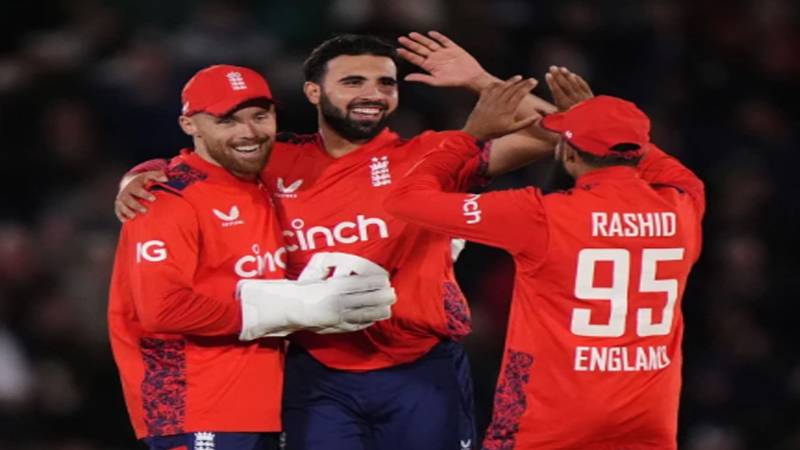 انگلینڈ کے فاسٹ بولر ثاقب محمود انجری کے باعث آئیرلینڈ اور نیوزی لینڈ سیریز سے باہر