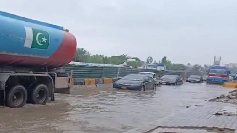کراچی: یونیورسٹی روڈ پر پانی کی لائن ٹوٹنے اور نالے کے اوور فلو سے ٹریفک شدید متاثر