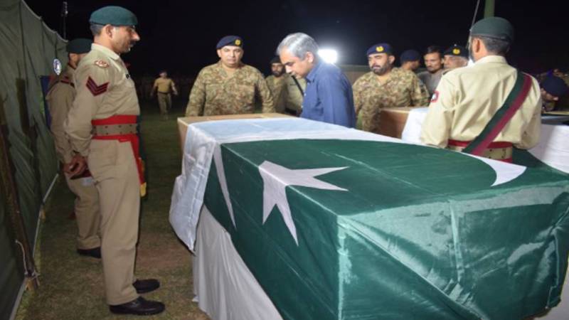 وزیرداخلہ محسن نقوی نے کیچ میں شہید کیپٹن وقار احمد اور 4 جوانوں کی نماز جنازہ میں شرکت کی