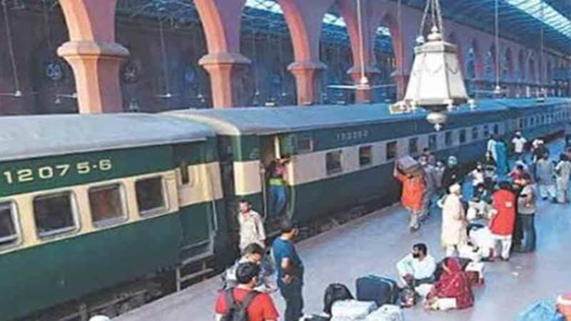 سیلابی صورتحال اور تاخیر، ریلوے کو بھاری نقصان: 32 ہزار سے زائد مسافروں نے ٹکٹیں واپس کر دیں
