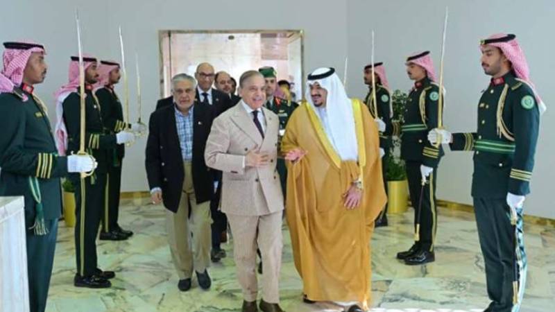 وزیراعظم شہباز شریف سعودی عرب کا 2 روزہ دورہ مکمل کرکے لندن روانہ