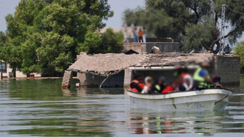 سپر فلڈ سندھ میں تباہی، دادو اور لاڑکانہ کے دیہات زیرِ آب