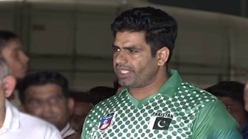 اولمپک ہیرو ارشد ندیم وطن واپس، لاہور ایئرپورٹ پر مداحوں اور اہلخانہ کا پرتپاک استقبال