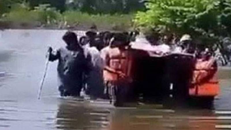 علی پور: راشن لے جاتے ہوئے 4 افراد سیلابی پانی میں ڈوب کر جاں بحق
