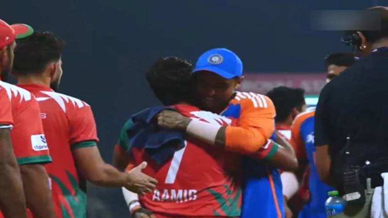 پاکستانی نژاد کھلاڑی کو گلے لگانے پر بھارتی کپتان سوریا کمار یادیو دوبارہ تنقید کی زد میں