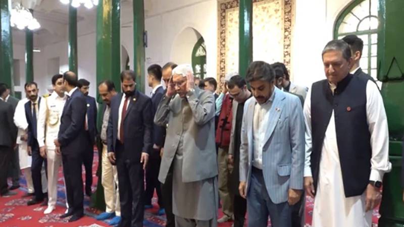 صدر آصف علی زرداری نے کاشغر کی تاریخی عیدگاہ مسجد کا دورہ کیا اور نماز ادا کی