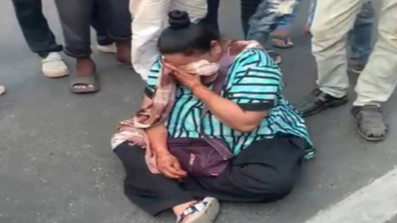 گجرات: دو گول گپے کم ملنے پر خاتون نے سڑک پر دھرنا دے کر ٹریفک جام کر دیا