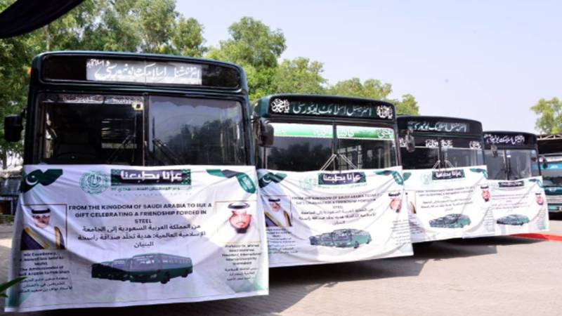 سعودی حکومت کی جانب سے انٹرنیشنل اسلامک یونیورسٹی اسلام آباد کو 4 نئی بسوں کا تحفہ