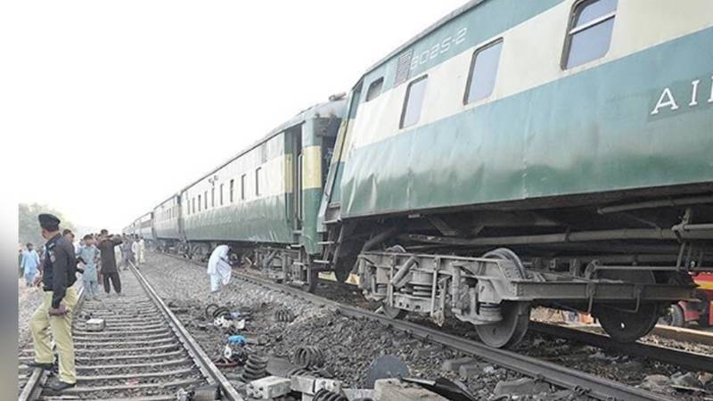 جامشورو: فرید ایکسپریس کی تین بوگیاں کوٹری سٹیشن کے قریب پٹری سے اتر گئیں، کوئی جانی نقصان نہیں
