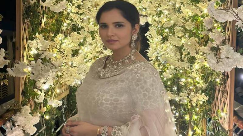 ثانیہ مرزا نے والد کی سالگرہ پر تحفہ دیا، نئی پورشے گاڑی لے آئیں