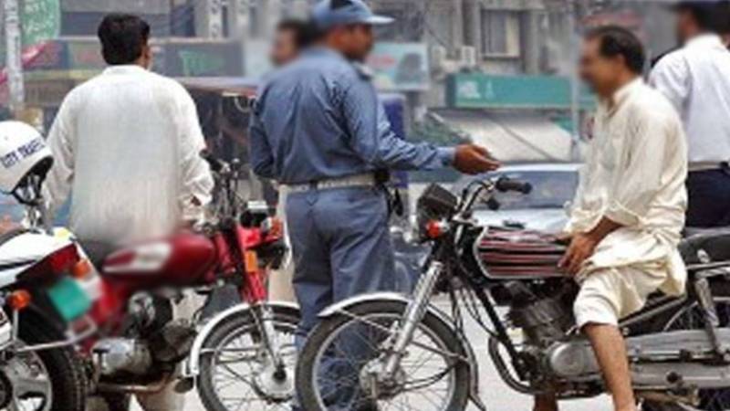 ٹریفک پولیس نے ون وے کی خلاف ورزیوں پر کارروائیوں کا سلسلہ تیز کر دیا، رواں ماہ 197 فیصد اضافہ