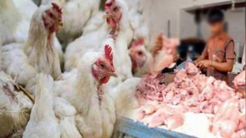 لاہور: برائلر گوشت 29 روپے سستا، مگر عوام اب بھی مہنگے داموں خریدنے پر مجبور