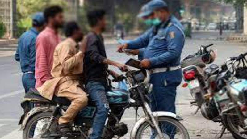 پنجاب پولیس کی ٹریفک قوانین پر کڑی نظر، بڑے پیمانے پر کارروائیاں
