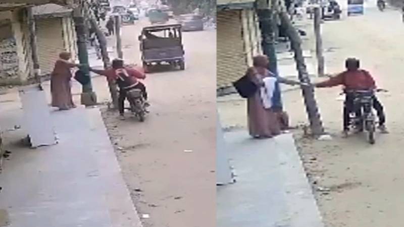 کراچی: موٹرسائیکل سوار ڈاکو نے سواری کے انتظار میں لڑکی کو دو بار لوٹ لیا