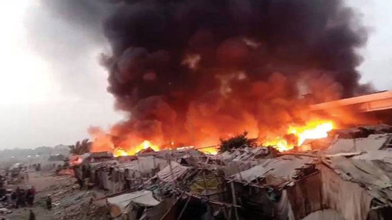نارتھ کراچی: جھگیوں میں خوفناک آگ، 20 سے زائد مکانات جل کر خاکستر