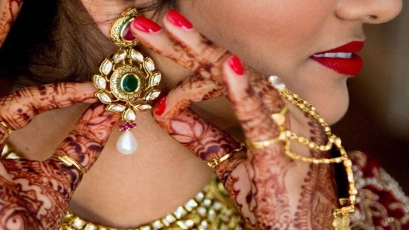 سونے کی قیمت میں کمی، فی تولہ 2,500 روپے سستا