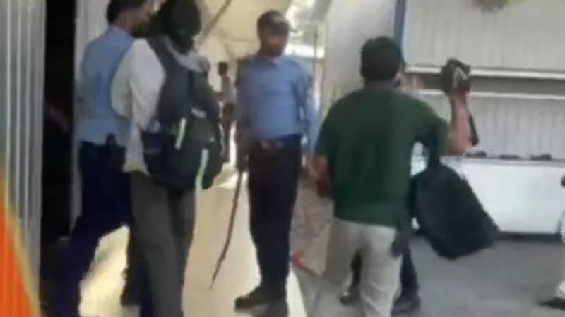 اسلام آباد پولیس نے نیشنل پریس کلب میں داخل ہو کر توڑ پھوڑ کی اور صحافیوں پر تشدد کیا