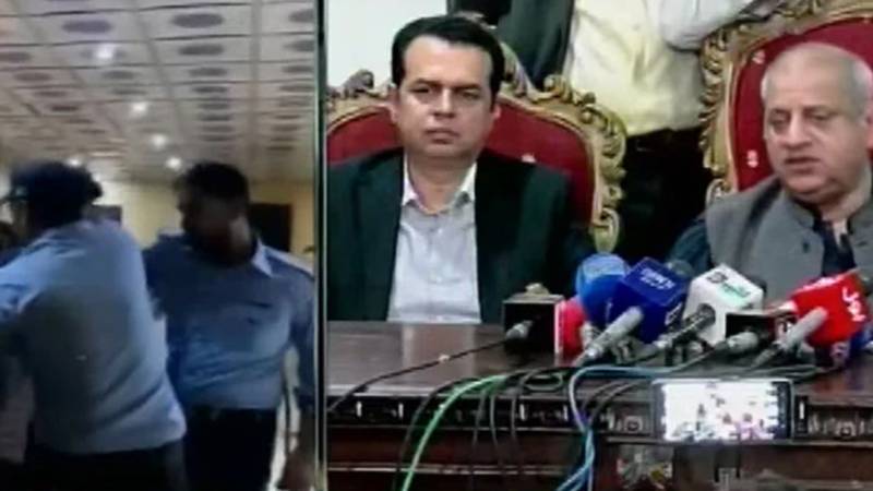 اسلام آباد پولیس صحافیوں سے معافی مانگتی ہے:وزیر مملکت طلال چوہدری