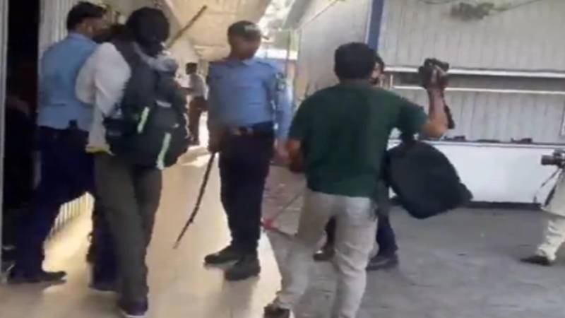 اسلام آباد میں وکلا کی جزوی ہڑتال، پریس کلب کے باہر گرفتاریوں پر احتجاج