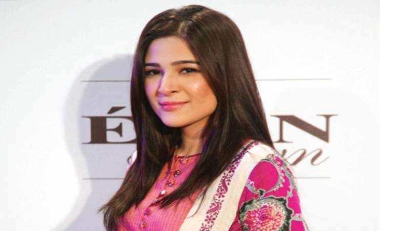 عائشہ عمر کا انکشاف: شوبز میں کم عمری میں حدوں سے تجاوز کی کوششوں کا سامنا