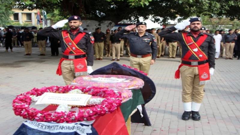 پشاور: بارودی دھماکے میں شہید پولیس اہلکار محمد سجاد کو سرکاری اعزاز کے ساتھ سپردِ خاک